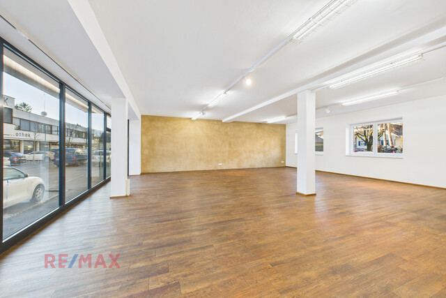 Büro oder Verkaufsraum – flexible Fläche mit beeindruckender Fensterfront