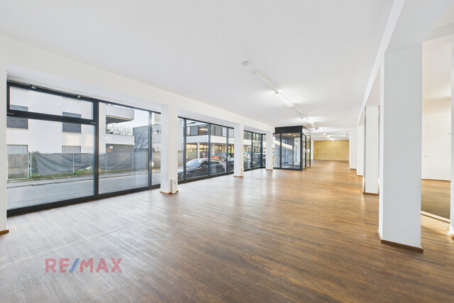 Büro oder Verkaufsraum – flexible Fläche mit beeindruckender Fensterfront