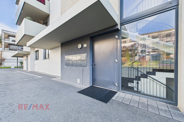 Büro oder Verkaufsraum – flexible Fläche mit beeindruckender Fensterfront