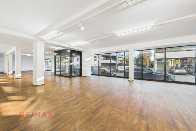 Büro oder Verkaufsraum – flexible Fläche mit beeindruckender Fensterfront