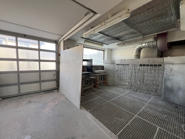 GERÄUMIGE PRODUKTIONS- UND LAGERHALLE FÜR IHR UNTERNEHMEN