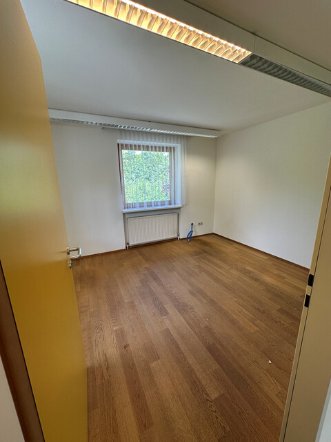 Große Geschäftsräumlichkeit in gepflegtem Zustand 