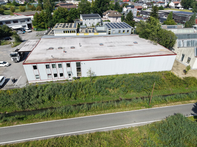 Attraktive Gewerbeimmobilie im Betriebsgebiet Lustenau Nord mit großem Innen- und Außenlager, Bürotrakt und Betriebswohnung.