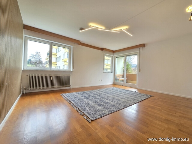 Neuer Preis: 4,5-Zimmer-Wohnung mit großzügigem Balkon sowie Loggia und Tiefgaragenplatz