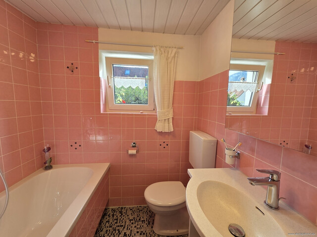 Charmantes Einfamilienhaus mit großzügigem Garten, Garage und verglaster Terrasse in Altach