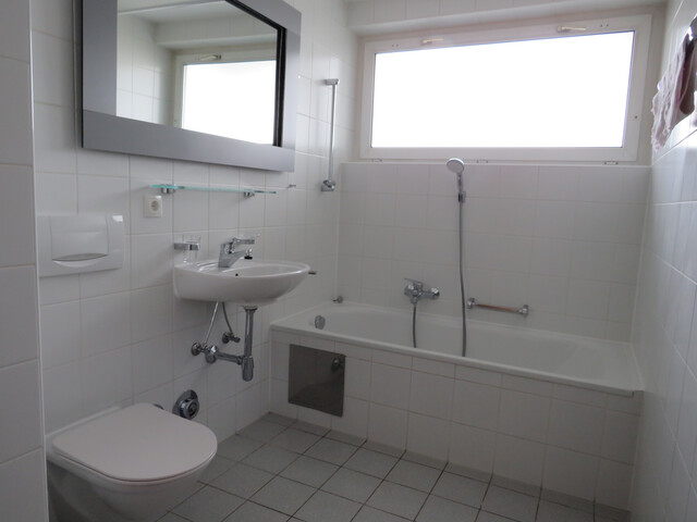 Gepflegte 2-Zi-Wohnung mit 13 m² Balkon  in ruhiger Wohnlage!