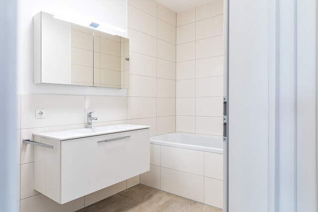 Luxuriöse 3 Zimmer Gartenwohnung in Stickerei Villa Raumhöhe 3m mit überdachter Terrasse und Privatgarten & Carport - Top Ausstattung!