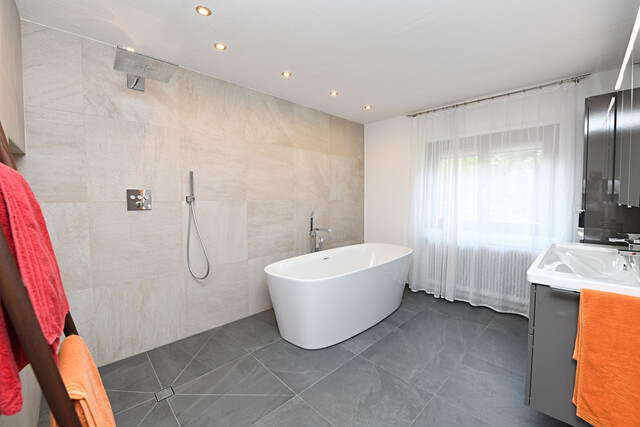 Erstbezug nach Renovierung - große Wohnung mit tollem Garten und viel Platz