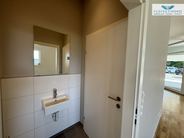 Moderne Büro- oder Praxisfläche mit bester Verkehrsanbindung - inklusive 4 Stellplätzen!