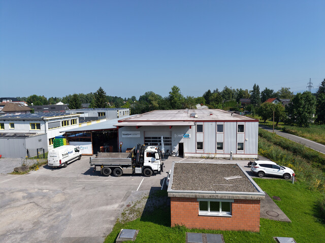 Attraktive Gewerbeimmobilie im Betriebsgebiet Lustenau Nord mit großem Innen- und Außenlager, Bürotrakt und Betriebswohnung.