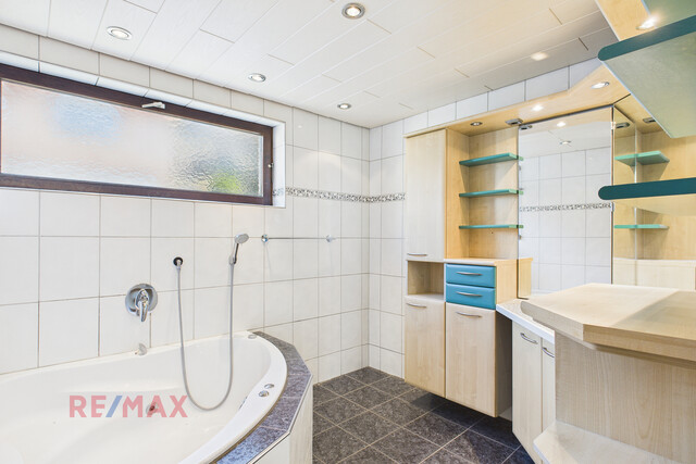 Panoramablick inklusive – Zweifamilienhaus mit Potenzial für Ihre Ideen