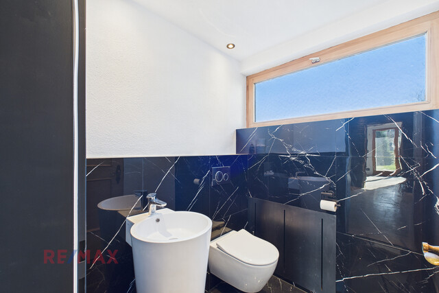 Panoramablick inklusive – Zweifamilienhaus mit Potenzial für Ihre Ideen