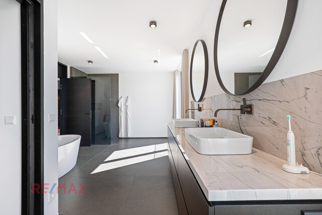 Fantastisches Panorama trifft Design: Luxuriöser Hauptwohnsitz