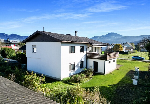 Wohnhaus auf großem Grundstück in Gisingen