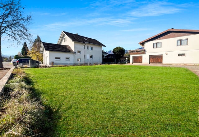 Wohnhaus auf großem Grundstück in Gisingen