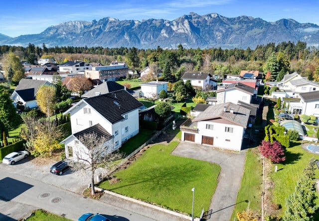 Wohnhaus auf großem Grundstück in Gisingen