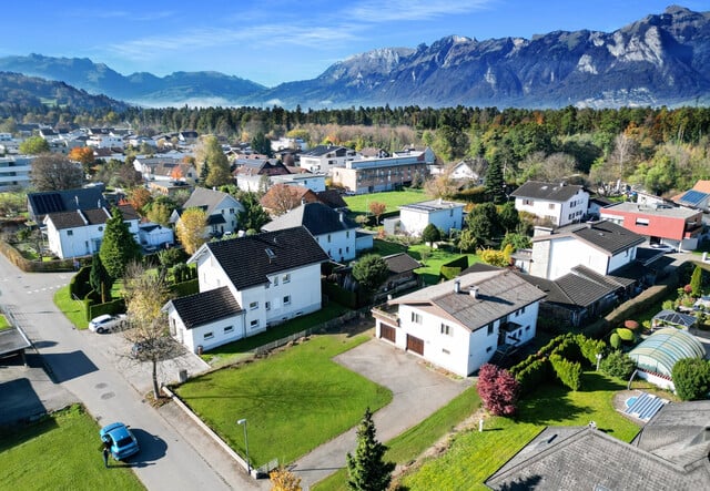 Wohnhaus auf großem Grundstück in Gisingen