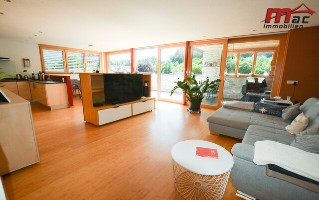 Modernes Einfamilienhaus mit großzügigem Garten und sonniger Dachterrasse