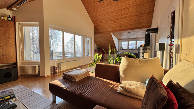 Große  helle 4 Zimmer Dachgeschosswohnung mit Aussicht, 2  Balkonen, Carport und viel Stauraum 