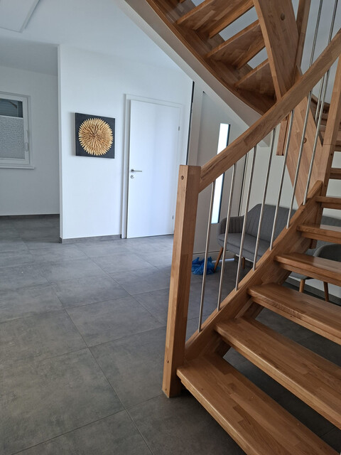 Geräumiges Haus mit Garage, Parkplatz und 27 m² großer Terrasse in Top-Lage!