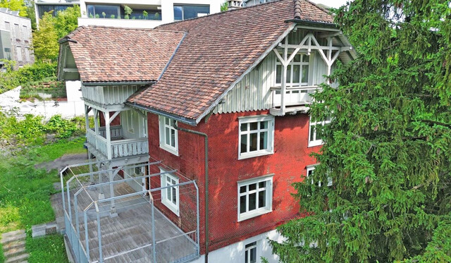Klassische Holzvilla auf reichlich Umschwung mit großem Entwicklungspotenzial