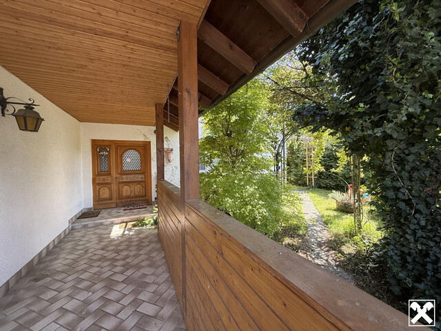 Großzügiges Wohnhaus mit Einzelgarage