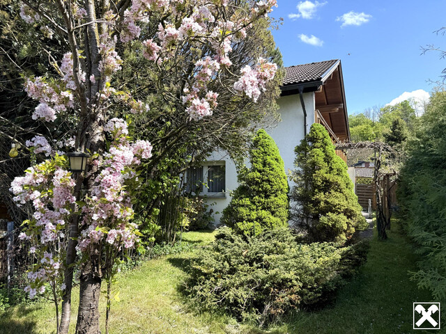 Großzügiges Wohnhaus mit Einzelgarage