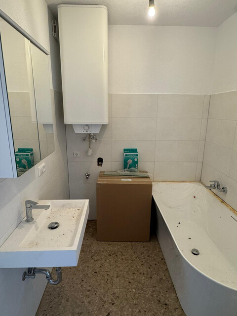 Neu sanierte, geräumige und barrierefreie 3,5 Zimmer Wohnung im 1. OG mitten in Bluden