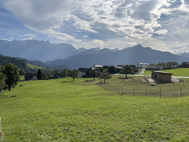 BAUGRUNDSTÜCK MIT TRAUMHAFTER AUSSICHT UND VIEL SONNE