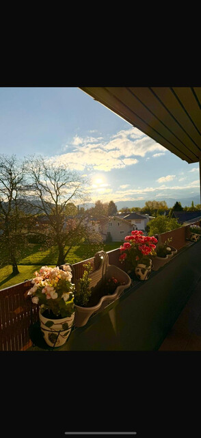 Renoviertes Dachgeschoss Wohnung mit Natursteinwände und Retrostilem Laminatboden, große Panoramaterasse mit atemberaubendem Bergaussicht. 