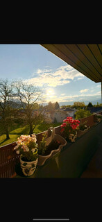 Renoviertes Dachgeschoss Wohnung mit Natursteinwände und Retrostilem Laminatboden, große Panoramaterasse mit atemberaubendem Bergaussicht. 