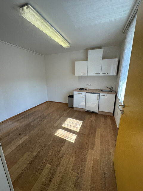 Große Geschäftsräumlichkeit in gepflegtem Zustand 