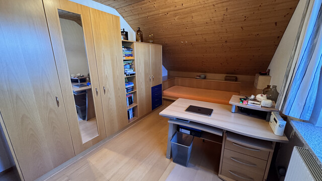 Große  helle 4 Zimmer Dachgeschosswohnung mit Aussicht, 2  Balkonen, Carport und viel Stauraum 