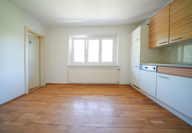 Geräumiges 5 Zimmerwohnung mit 2 Parkplätzen, Balkon, Lobby, Abstellraum, Keller und Fahrradabstellraum