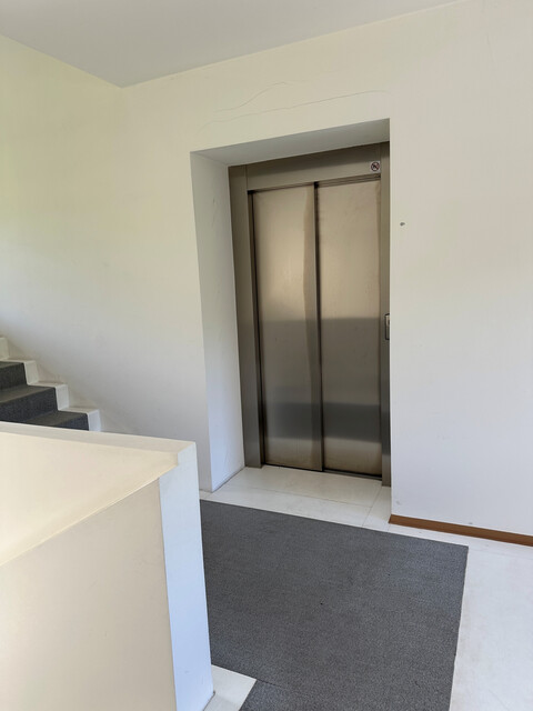 Große Geschäftsräumlichkeit in gepflegtem Zustand 