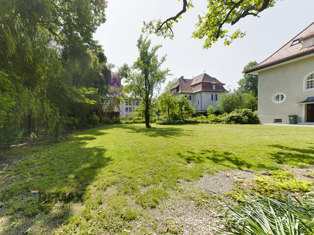 Ästhetische Villa am Stadtrand mit Park