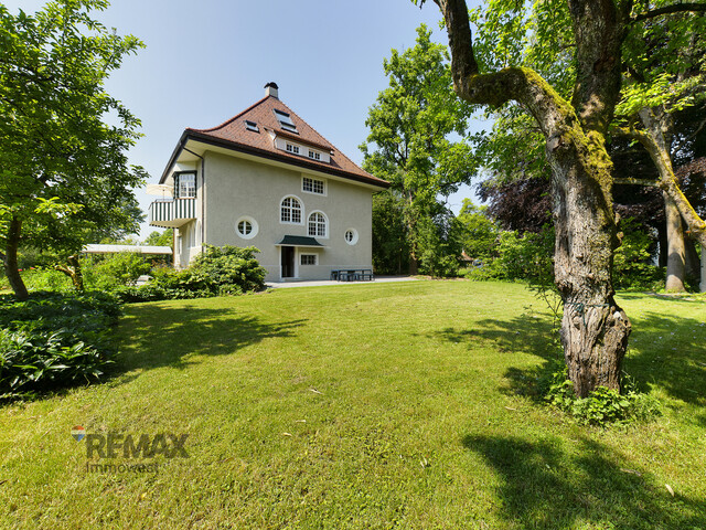 Ästhetische Villa am Stadtrand mit Park