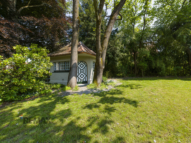 Ästhetische Villa am Stadtrand mit Park