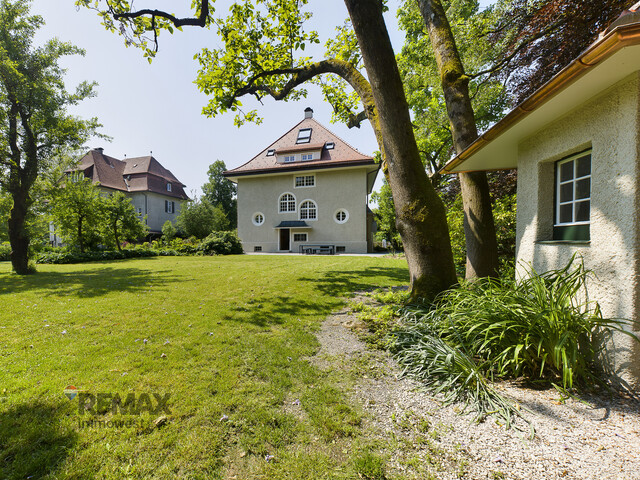 Ästhetische Villa am Stadtrand mit Park