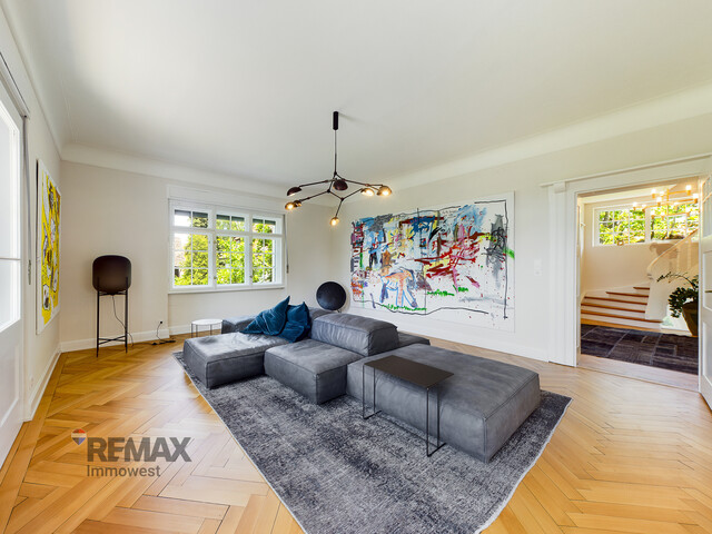 Ästhetische Villa am Stadtrand mit Park