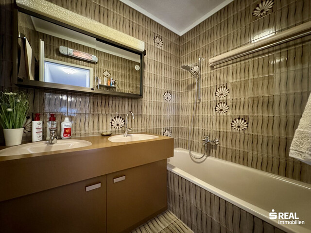 Charmante 3-Zimmer-Dachgeschosswohnung mit großem Wintergarten, Terrasse und Balkon