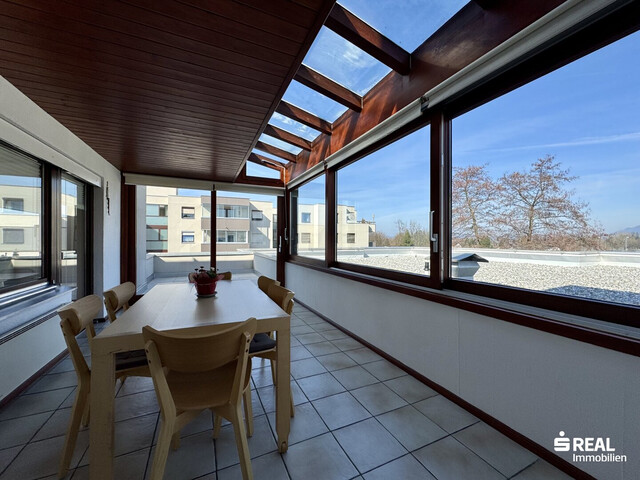 Charmante 3-Zimmer-Dachgeschosswohnung mit großem Wintergarten, Terrasse und Balkon