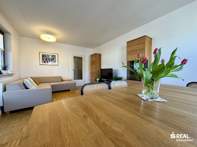 Charmante 3-Zimmer-Dachgeschosswohnung mit großem Wintergarten, Terrasse und Balkon