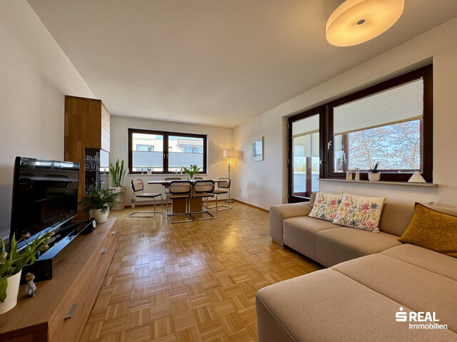 Charmante 3-Zimmer-Dachgeschosswohnung mit großem Wintergarten, Terrasse und Balkon