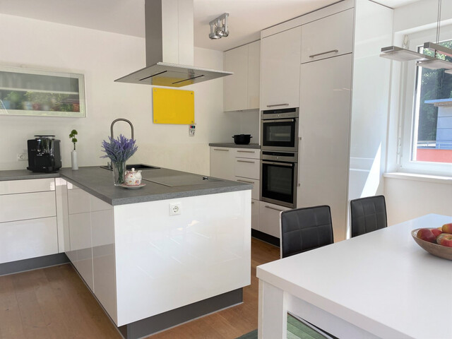 Beeindruckende 4 Zi.-Dachgeschosswohnung mit 2 TG-Stellplätzen & Erdwärme - Top Lage
