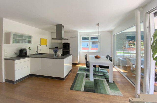 Beeindruckende 4 Zi.-Dachgeschosswohnung mit 2 TG-Stellplätzen & Erdwärme - Top Lage