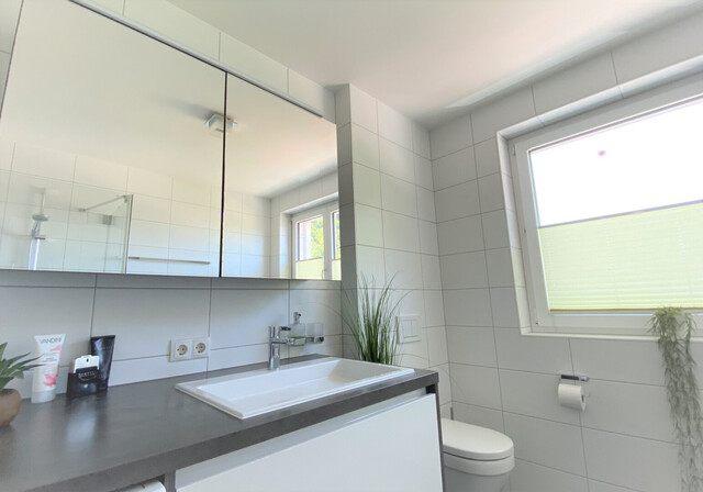 Beeindruckende 4 Zi.-Dachgeschosswohnung mit 2 TG-Stellplätzen & Erdwärme - Top Lage