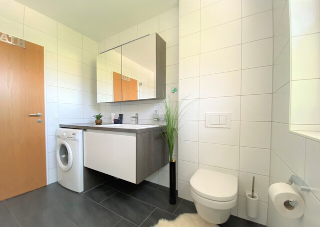 Beeindruckende 4 Zi.-Dachgeschosswohnung mit 2 TG-Stellplätzen & Erdwärme - Top Lage