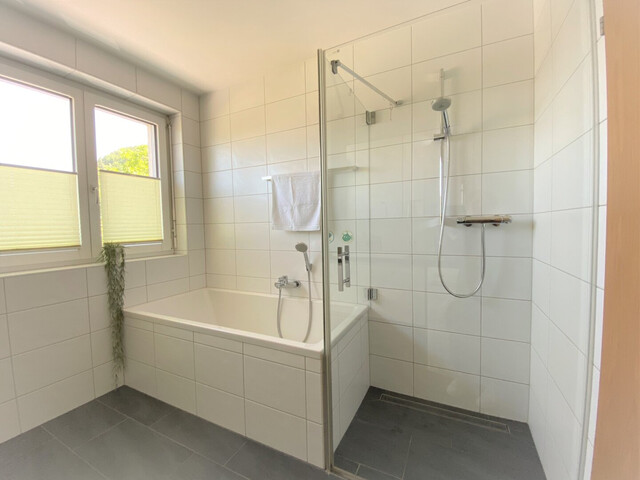 Beeindruckende 4 Zi.-Dachgeschosswohnung mit 2 TG-Stellplätzen & Erdwärme - Top Lage