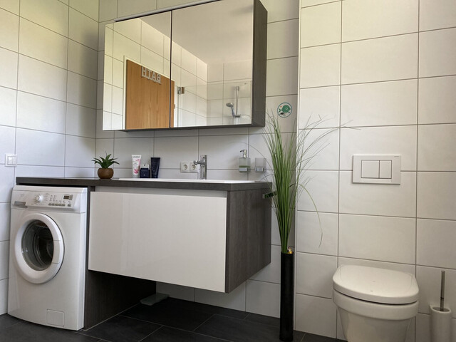 Beeindruckende 4 Zi.-Dachgeschosswohnung mit 2 TG-Stellplätzen & Erdwärme - Top Lage